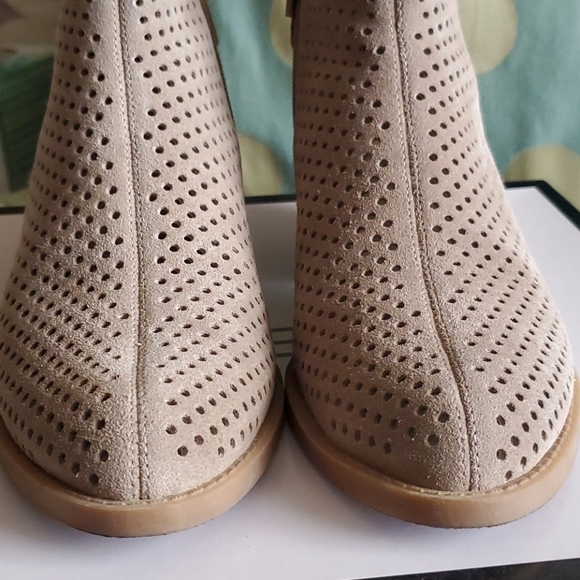 New Nine West taupe boots. 5.5 - Picture 10 of 12